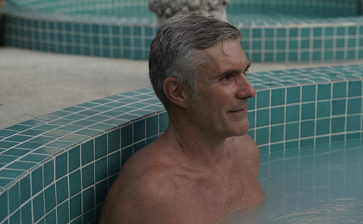 Hydrogen satin pool bath at Maji Recovery Oasis